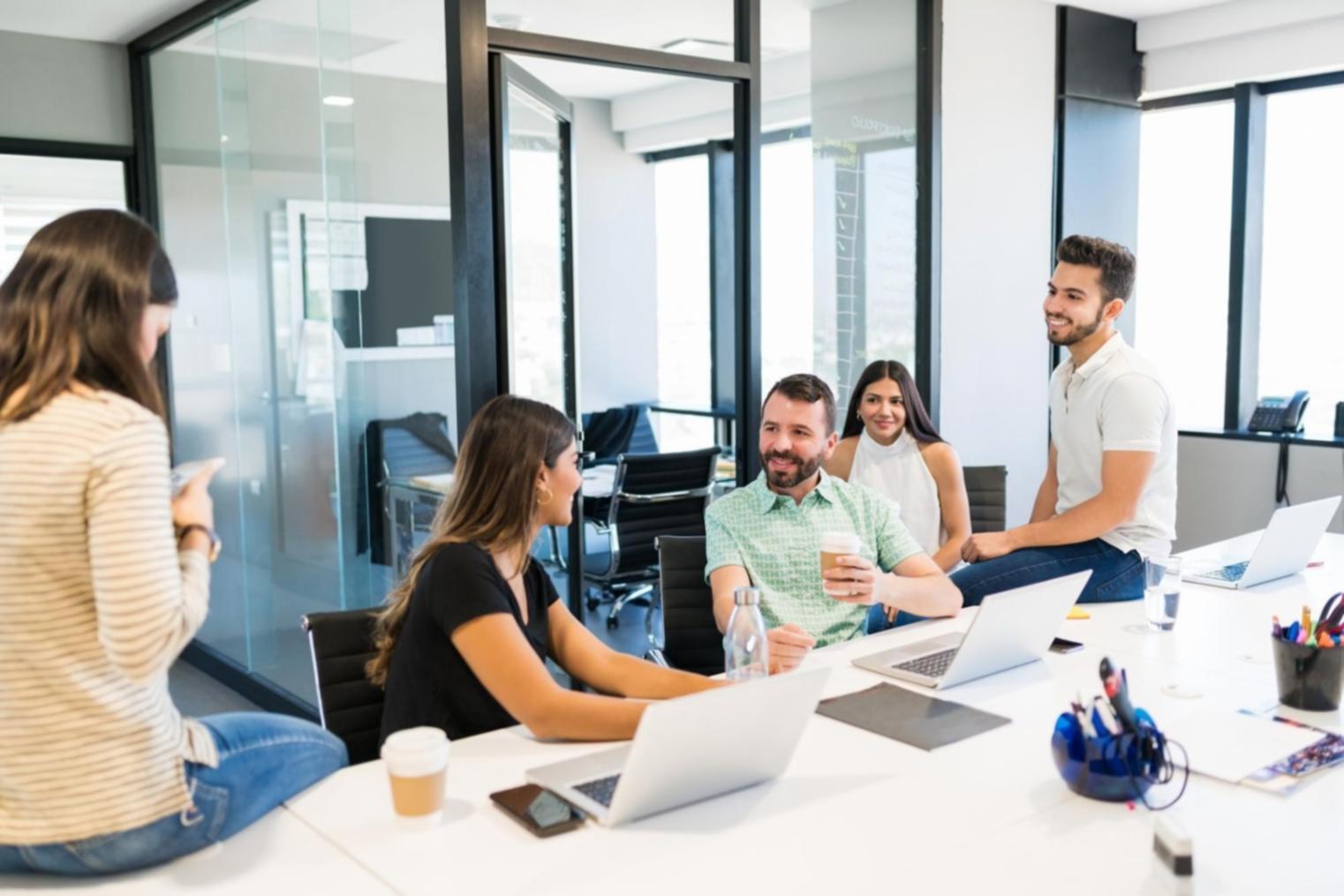 Studio musicale con strumenti e atmosfera creativa