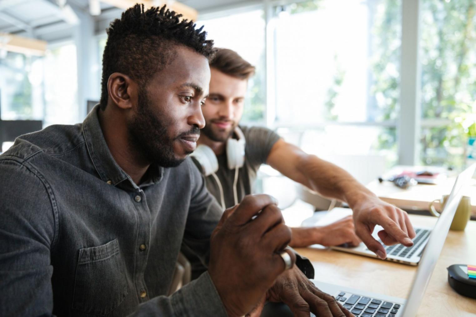 Sessione pratica di gruppo con strumenti musicali e attività psicologiche