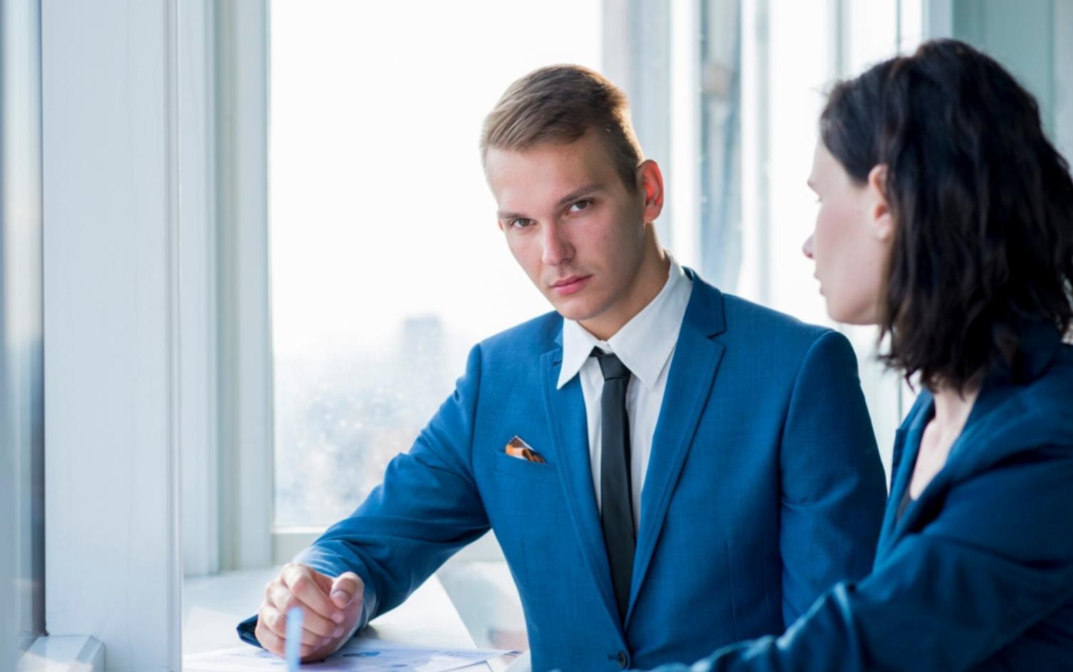 Sessione pratica di psicologia musicale con strumenti e notebook