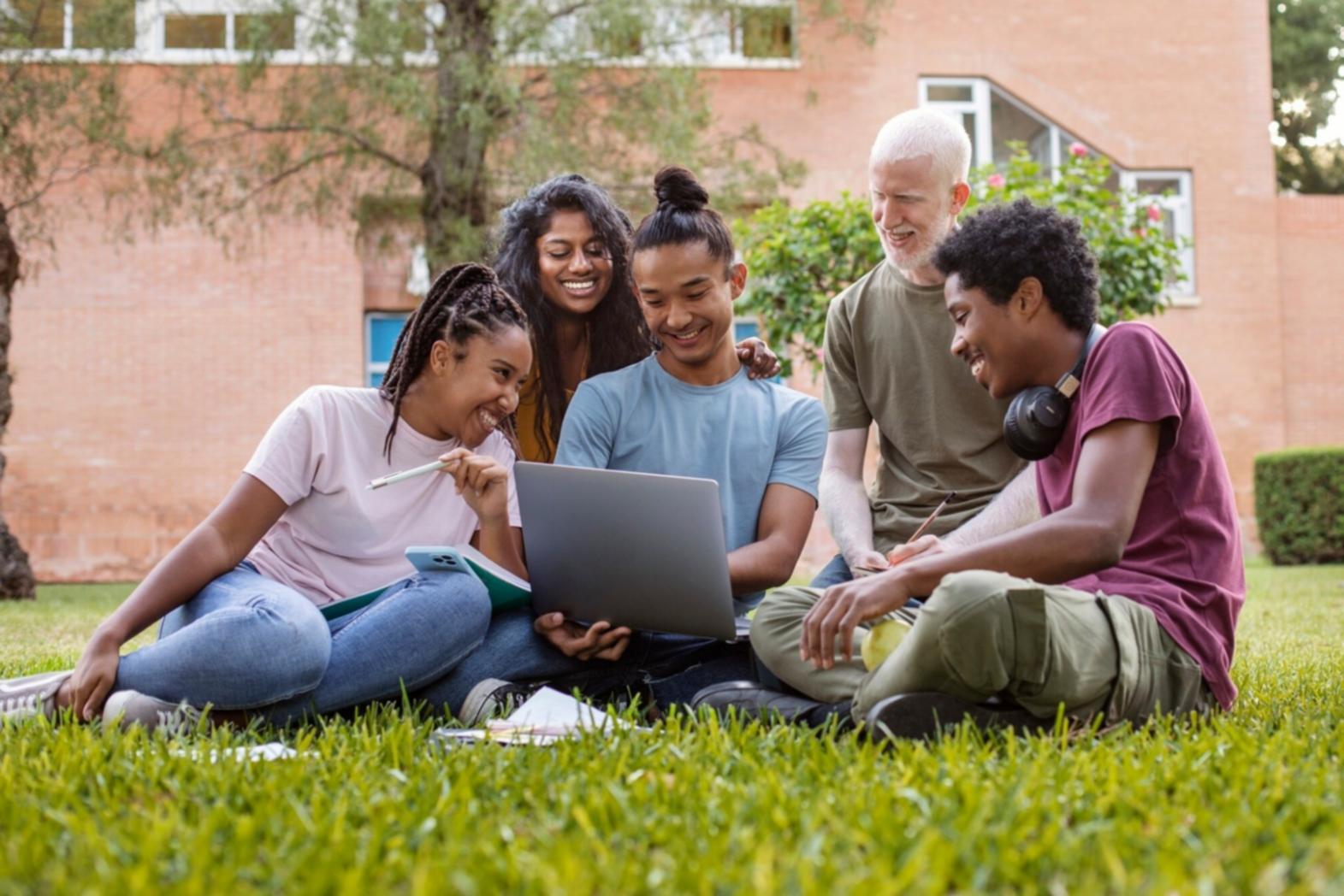 Persona che suona uno strumento durante una sessione di psicologia musicale